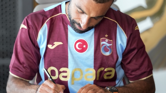 Salah Trabzonspor'a imzayı attı, ayağının tozuyla Trabzonspor reklam filmi çekimine katıldı
Mısırlı futbolcunun 2 yıllık imzaladığı sözleşme şartları da belli oldu