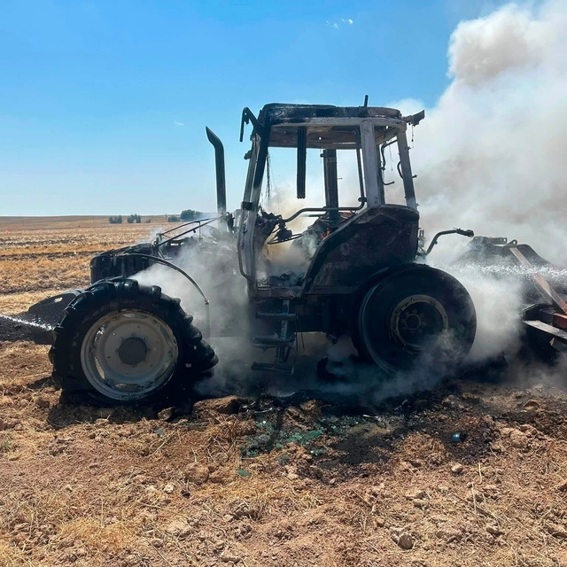 Kulu'da yanan traktör kullanılamaz hale geldi