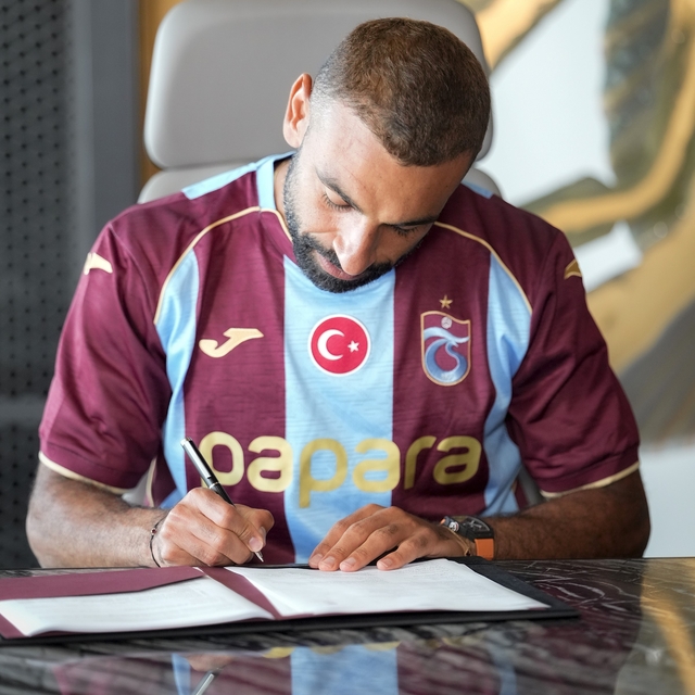 Salah Trabzonspor'a imzayı attı, ayağının tozuyla Trabzonspor reklam filmi...