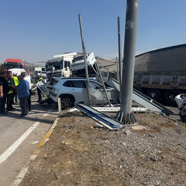 Freni boşalan TIR, kırmızı ışıkta bekleyen araçlara çarptı: 1 ölü, 9 yaralı