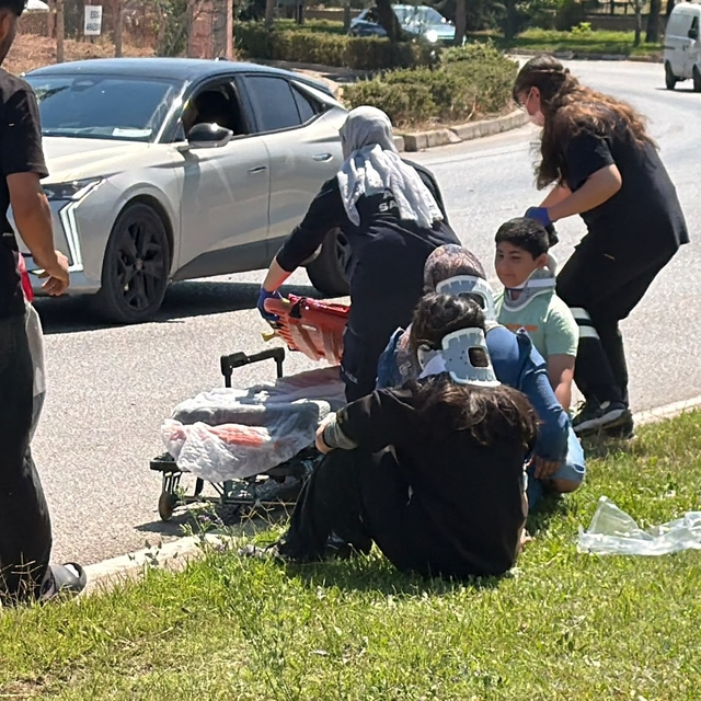 Kaza ihbarına giden polis aracına otomobil çarptı: 1'i polis, 1'i bekçi 6 y...