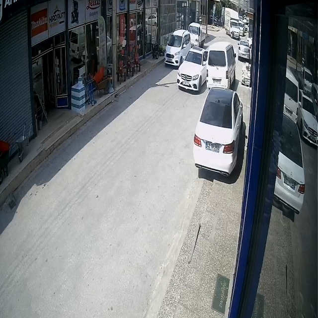 Minibüsün camını kırıp, para ve altınları çalan kar maskeli şüpheliler kame...