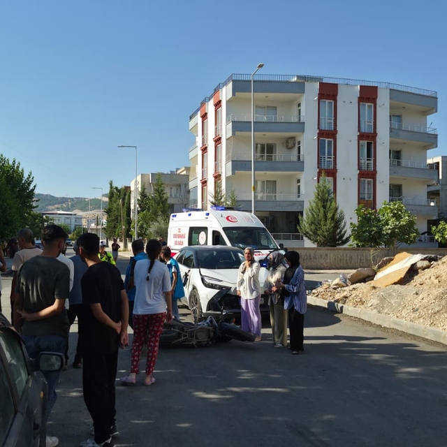 Otomobil ile motosiklet çarpıştı: 2 yaralı