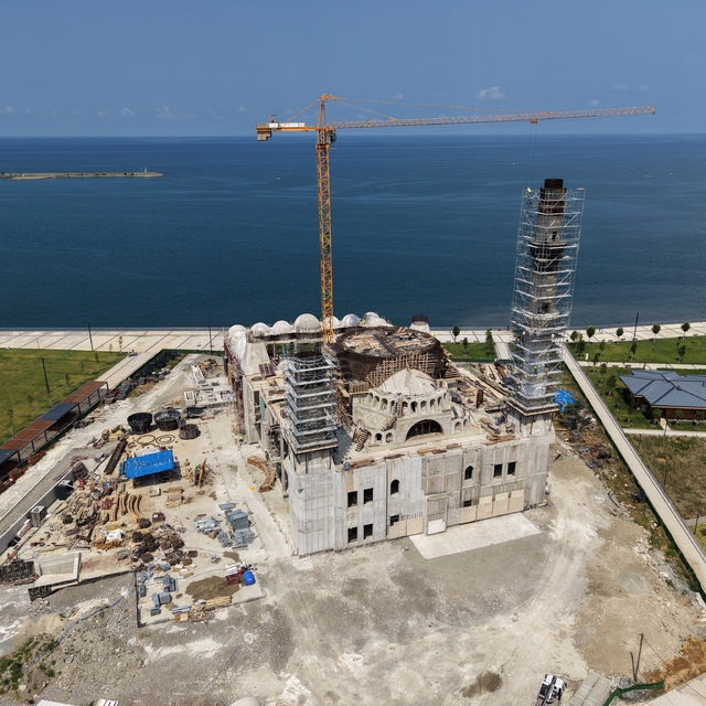 Eski TBMM Başkanı Kahraman, yapımı süren Recep Tayyip Erdoğan Camii'nde inc...