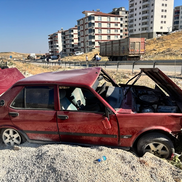 Besni'de kontrolden çıkan otomobil şarampole girdi: 1 yaralı