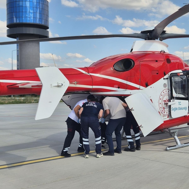 Tokat'ta tedavi gören yaşlı kadın helikopter ambulansla Konya'ya sevk edild...