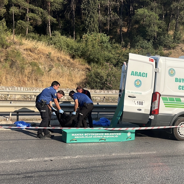 Manisa'da motosiklet bariyerlere çarptı, sürücü hayatını kaybetti
