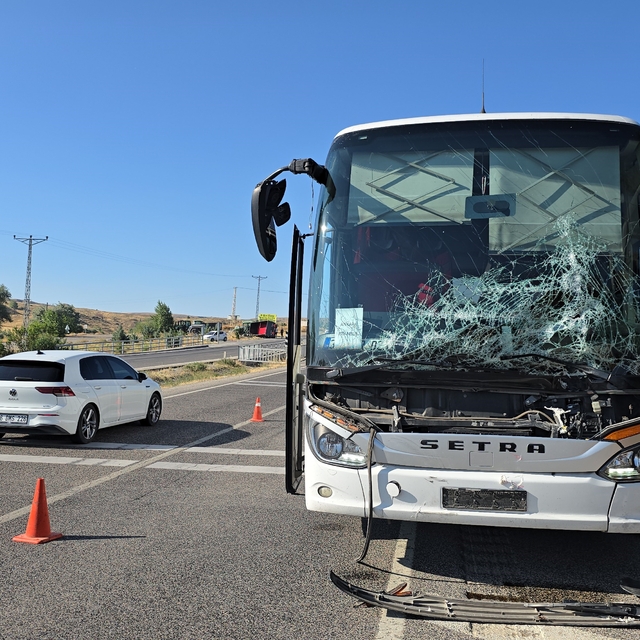 Traktör ve otobüs çarpıştı, kaza ucuz atlatıldı