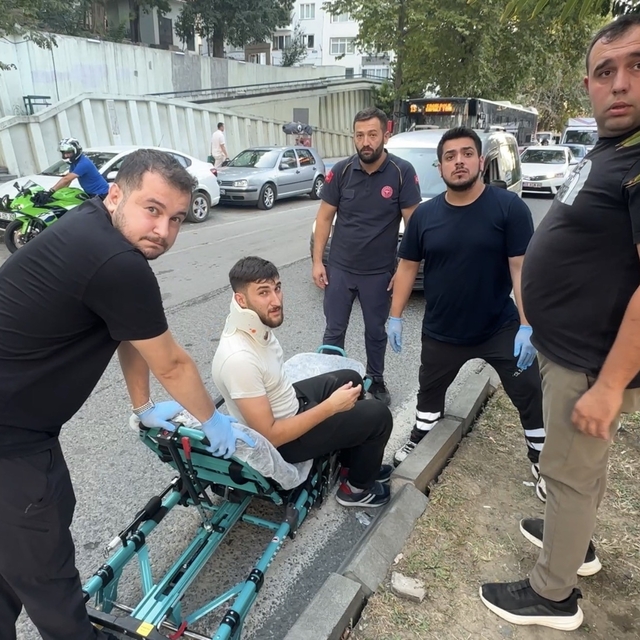 Hafif ticari araç ile motosiklet çarpıştı: 1 yaralı