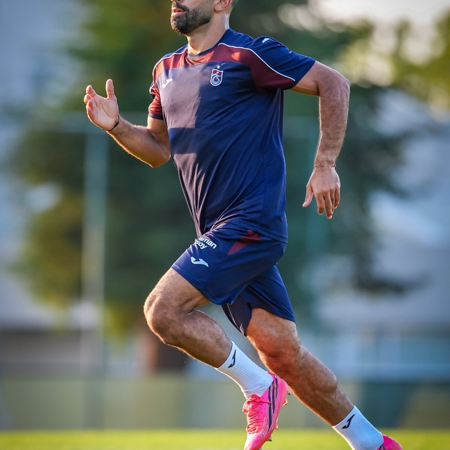 Salah, Trabzonspor ile ilk antrenmanına çıktı
Yıldız futbolcu, takım arkada...