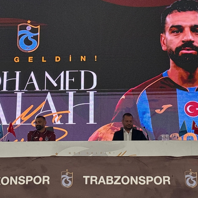 Trabzonspor'da Salah yaklaşık 30 bin taraftar önünde imza attı
Muhammed Sal...