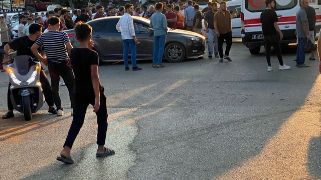 Otomobil ve hafif ticari araçla çarpışan motosikletin sürücüsü öldü; kaza anı kamerada