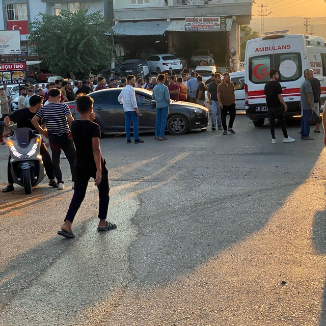 Otomobil ve hafif ticari araçla çarpışan motosikletin sürücüsü öldü; kaza a...