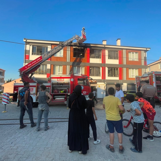 Eskişehir'de iki katlı binada yangın: 4 kişi dumandan etkilendi