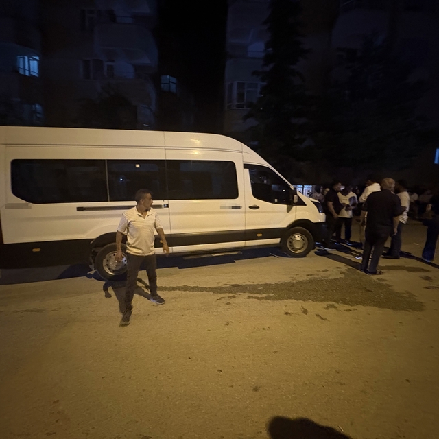 Düşen sis meşalesini almak isteyen çocuk minibüsün altında kaldı