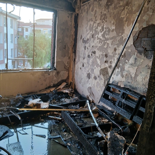 Eskişehir'de 2 katlı binada yangın: 5 kişi dumandan etkilendi