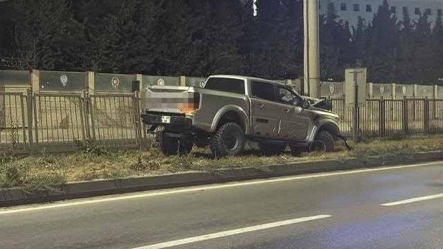 Ön tekerleği arızalandığı iddia edilen arazi aracı PTS direğine çarptı: 1 yaralı
Virajı alamayan araçta bulunan yolcu hastanelik oldu