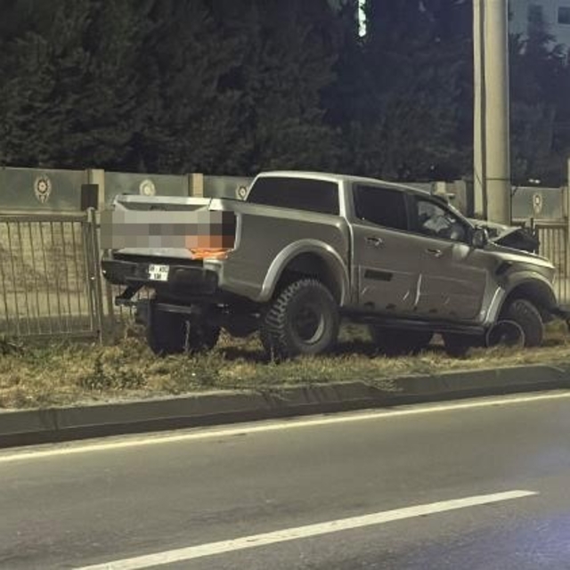 Ön tekerleği arızalandığı iddia edilen arazi aracı PTS direğine çarptı: 1 y...