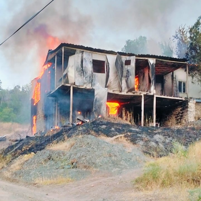 Kemah'ta 2 katlı ev yangında kullanılamaz hale geldi