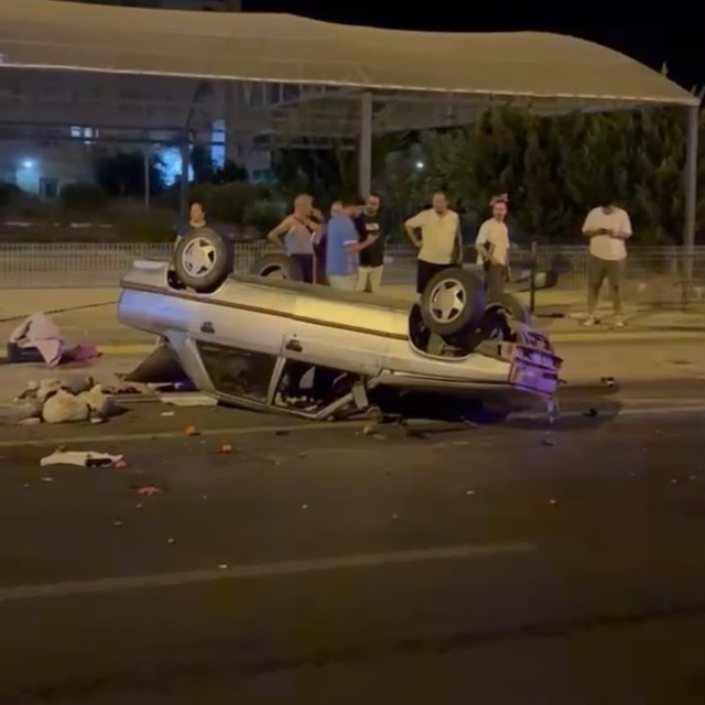 Otomobil park halindeki araca çarptı: 5 yaralı