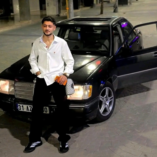 Otomobile ok gibi saplanan motosikletin sürücüsü hafif ticari aracın altınd...