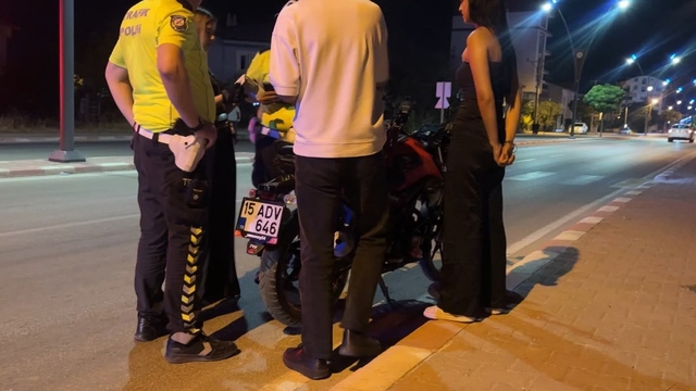 Burdur'da motosiklet devrildi, sürücüsü yaralandı