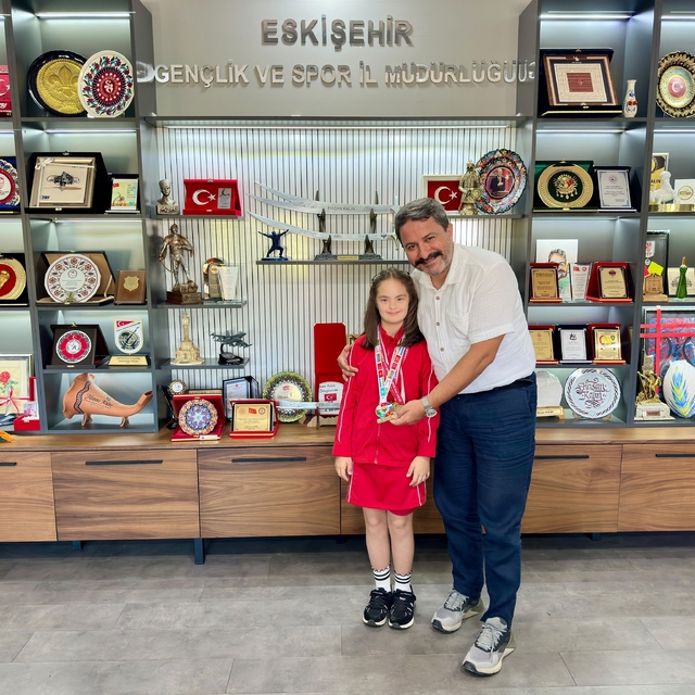 Özel sporcu Elif Ertek'in çifte başarısı gururlandırdı