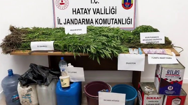 Dinlenme tesisine terk edilmiş halde bırakılan otomobildeki 3 şırınga zehir tacirini ele verdi