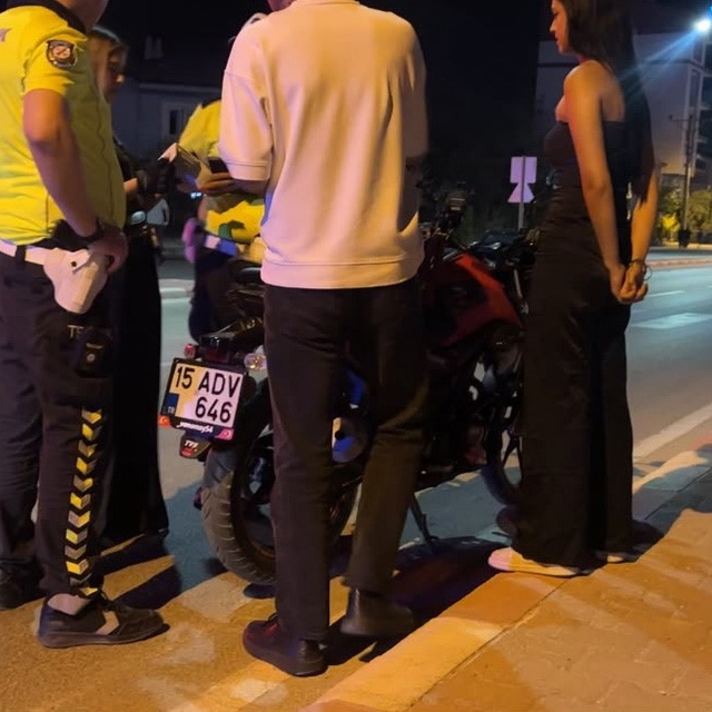 Burdur'da motosiklet devrildi, sürücüsü yaralandı