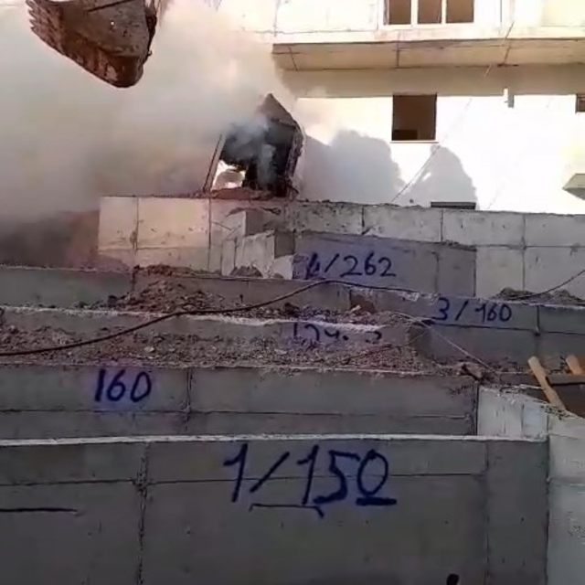 Alevlere teslim olan kepçeye kumlu müdahale