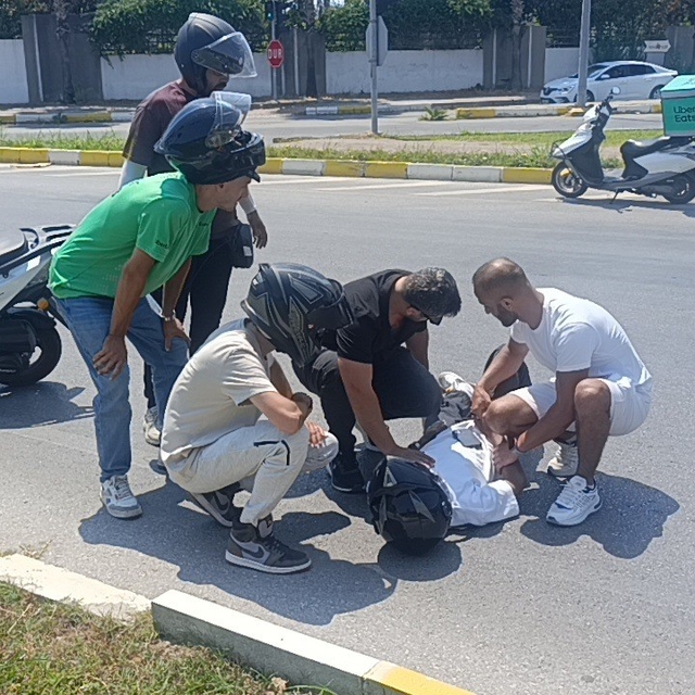 Yangına giden itfaiyeye yol vermek isterken minibüse çarptı
İtfaiyeye yol v...