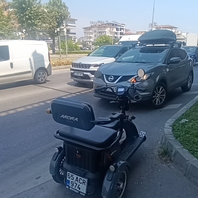 Otomobile çarpmamak için frene bassa da kaza yapmaktan kaçamadı