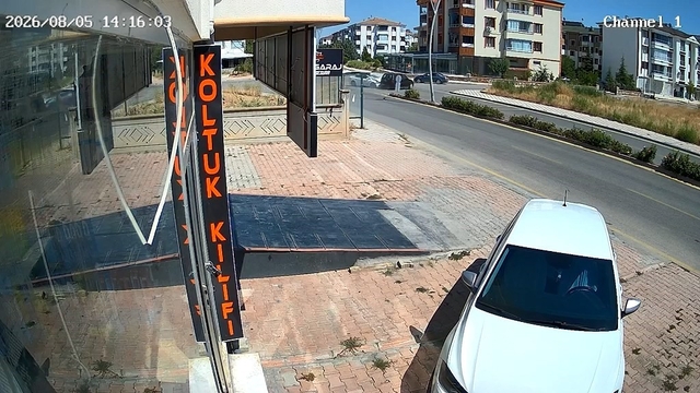 Her gün kaza olan bulvarda, esnaflar korkudan işyerlerinin önünde oturamıyor
Kazalar güvenlik kameralarına yansıdı