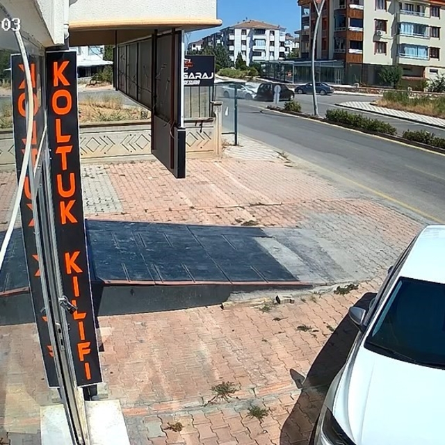 Her gün kaza olan bulvarda, esnaflar korkudan işyerlerinin önünde oturamıyo...