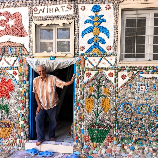 Topladığı binlerce taşı sanata dönüştürdü: Köyünü açık hava müzesine çevird...
