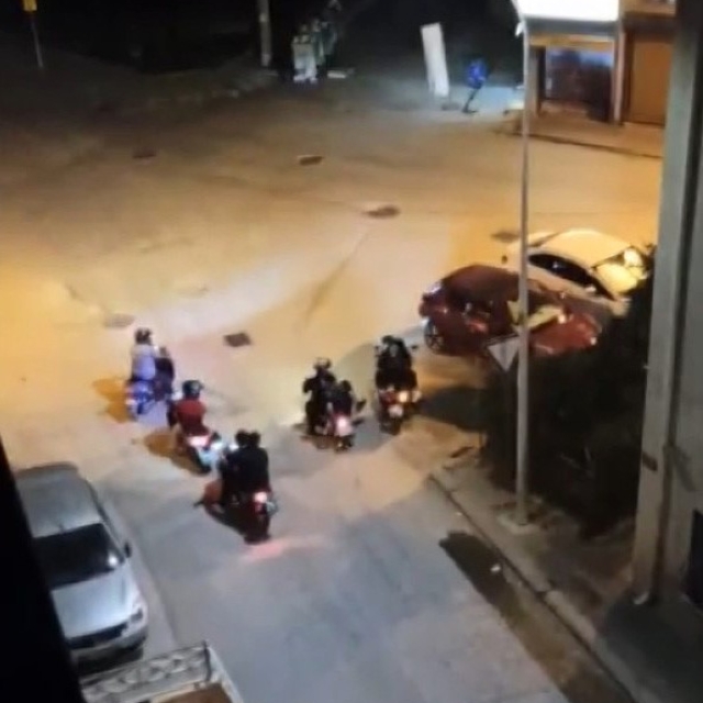 Gece saatlerinde çevreye rahatsızlık veren motosikletli gruba vatandaştan t...