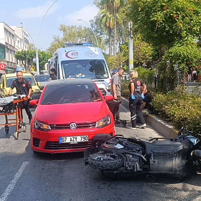 Şerit değiştiren otomobil, motosiklete arkadan çarptı
