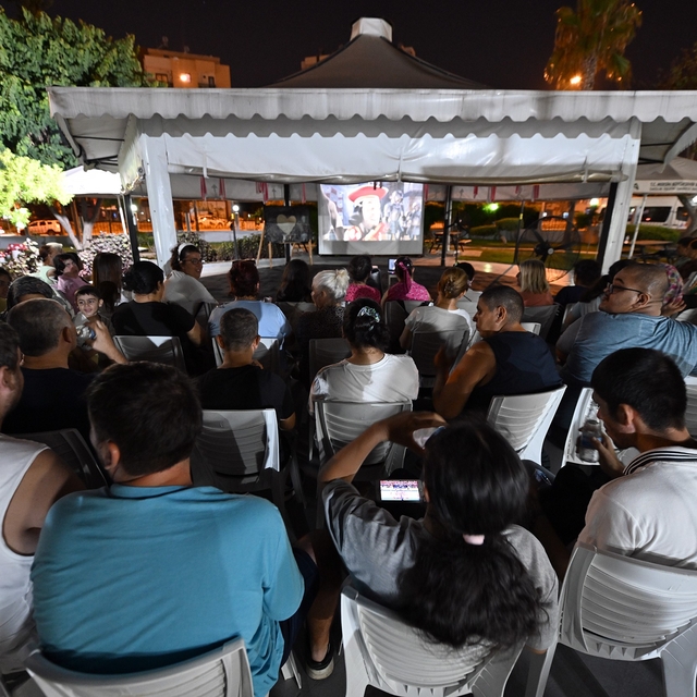Mersin'de özel bireyler açık havada sinema keyfi yaşadı