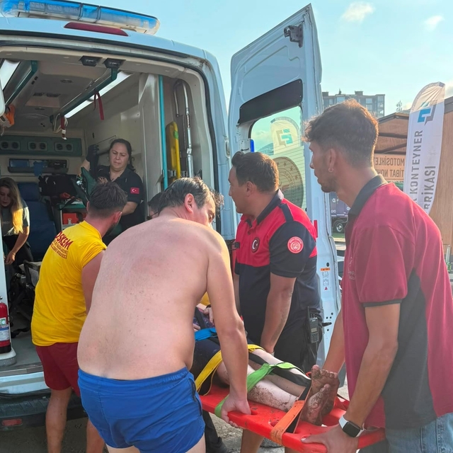 Tehlikeli bölgede denize giren kadını cankurtaranlar kurtardı