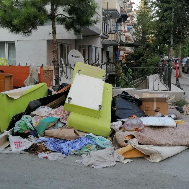 Yol kenarına bırakılan mobilyalar ve atıkların önüne geçilemiyor