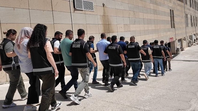 Elazığ'da intihar notu üzerine tefecilere operasyon: 6 tutuklama
1 milyar Türk Lirası değerinde araç, para ve gayrimenkul hareketliliği tespit edildi
Banka hesaplarına, şirket hesaplarına, tefecilik faaliyeti kapsamında edinilen taşınmazlara el konuldu