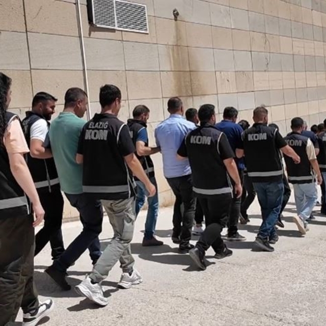 Elazığ'da intihar notu üzerine tefecilere operasyon: 6 tutuklama
1 milyar T...