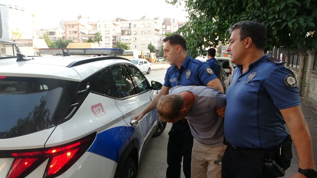 Çaldığı telefonun konum takip sistemiyle yakalanıp tutuklandı
Antalya'da turistlere dadanan plaj faresi suç makinesi çıktı