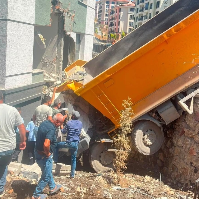 Freni boşaldığı öne sürülen kamyon, binanın duvarına çarptı; 1 yaralı
