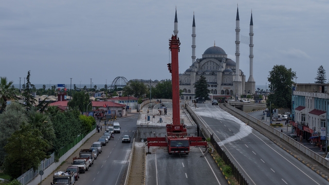 Yıkımı süren Reşadiye Viyadüğü'nde ilk beton blok sökülerek alındı