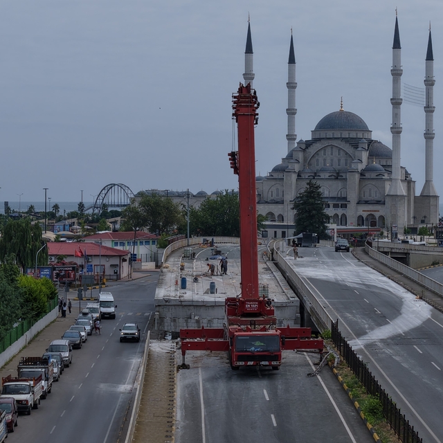 Yıkımı süren Reşadiye Viyadüğü'nde ilk beton blok sökülerek alındı