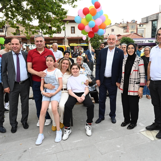 Rengarenk balonlar DMD kas hastası Görkem Efe için gökyüzüne bırakıldı
Ispa...