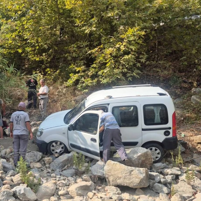 Alanya'da araç şarampole yuvarlandı: 3 yaralı