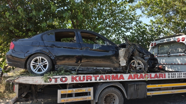 Otomobil kontrolden çıkıp ağaca çarptı, faciadan dönüldü