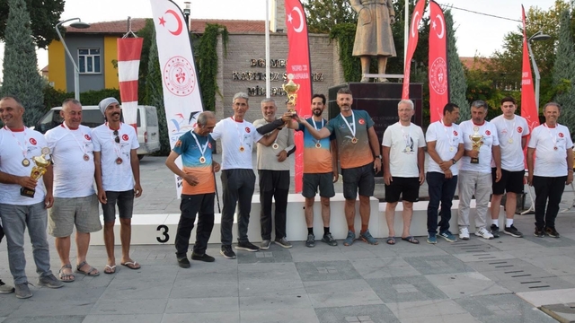 Karapınar'da XC Open Yamaç Paraşütü Yarışmasında dereceye girenlere ödülleri verildi